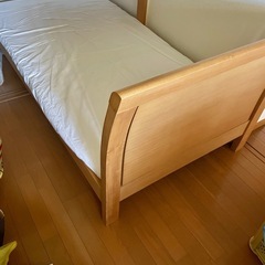 木製シングルベッドの画像