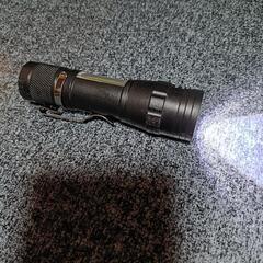 ✿直視厳禁✿小型 レンズ付きCOB画像５ ハンディライト 懐中電灯 USB充電の画像