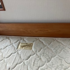 ベッド（クイーンサイズ）の画像