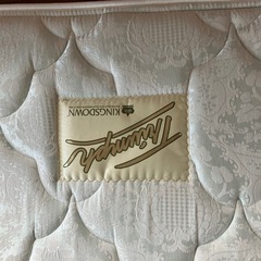 ベッド（クイーンサイズ）の画像