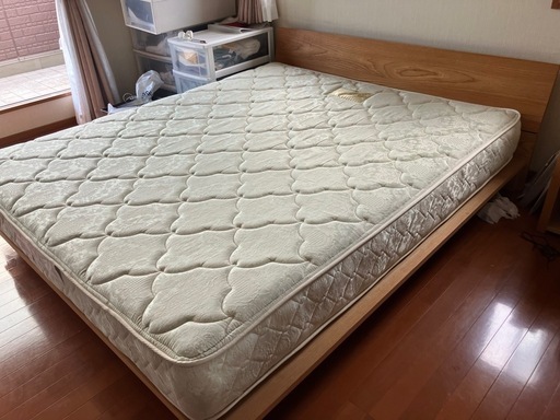 ベッド（クイーンサイズ・マットレス付き）