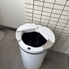 扉が自動のゴミ箱の画像