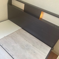 ダブルベッドフレームの画像