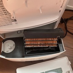 SHARP 加湿セラミックファンヒーターHX-F120-Wの画像