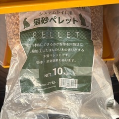 ネコ砂とちゃうチュールの画像