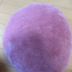 ピンク色のクッションの画像