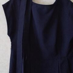 ビジネスライクなトップス 紺の画像