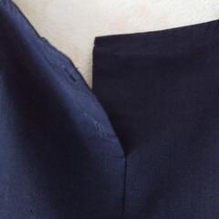 ビジネスライクなトップス 紺の画像