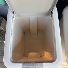 ゴミ箱　2つの画像