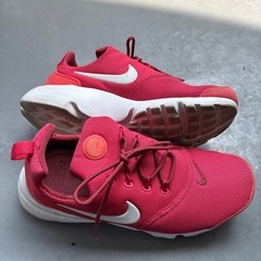 NIKEスニーカー赤23.5センチの画像