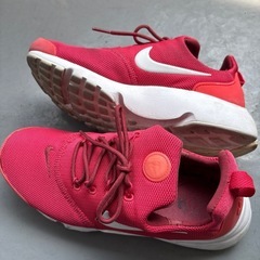 NIKEスニーカー赤23.5センチの画像