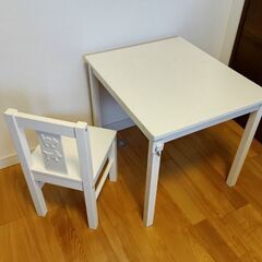 子供用の机と椅子セットの画像