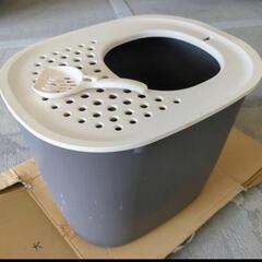 ペット用自動給水器と猫用トイレの画像
