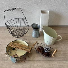 ガーデニング雑貨　ワイヤーバスケットとカゴ、カップのセット　カントリーインテリアの画像