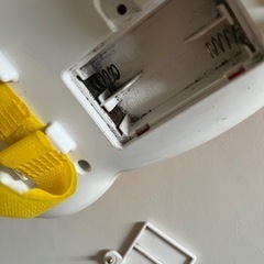 音が鳴らないおもちゃとヘルメットの画像