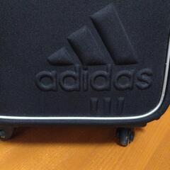 adidas キャリーケースの画像