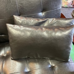 ソファ　二人掛け　昭和レトロ　クッション付き　ブラック　黒　オシャレ家具　おしゃれ　お洒落　2人掛け　ソファー　レザー調　家具　インテリア【横125奥70背高74座面高38】の画像