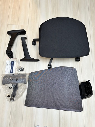 1ヶ月前に購入　ほぼ新品　サリダチェア YL8 可動肘付 YL8-SGBL-AEL ［スノーグレー×ブラック］