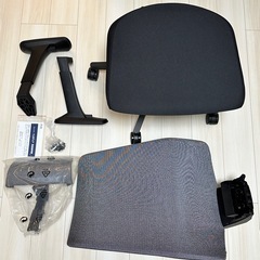 2週間前に購入　ほぼ新品　サリダチェア YL8 可動肘付 YL8-SGBL-AEL ［スノーグレー×ブラック］の画像