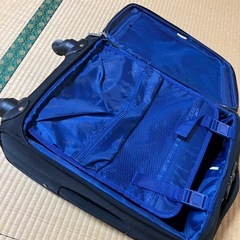 黒のスーツケースの画像