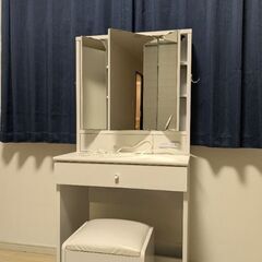 緊急！！ドレッサー収納可能な椅子付き　姿見付きの画像