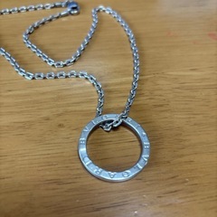 シルバーネックレスペンダントはブルガリの画像