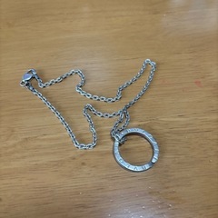 シルバーネックレスペンダントはブルガリの画像