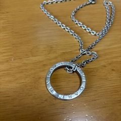 シルバーネックレスペンダントはブルガリの画像