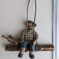 貴重な一点もの男の子壁飾りブランコ 陶器 アート 陶器製人形の置物 木の枝付きの画像