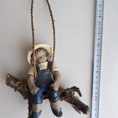 貴重な一点もの女の子壁飾りブランコ 陶器 アート 陶器製人形の置物 木の枝付きの画像