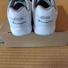 新品スニーカーの画像