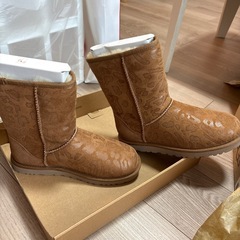 UGGのレオパード柄ムートンブーツの画像
