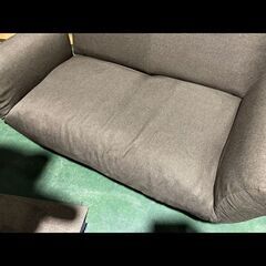 札幌限定配送/お引き取り可◆家具◆脚付きコンパクトソファ/リクライニング◆布製◆W130 D74 H68の画像