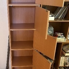 扉付き収納棚の画像