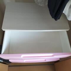 女子が使用していたピンク衣装ケースの画像