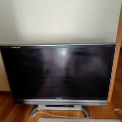 SHARP液晶カラーテレビ　2009年製　42 型と、テレビケーブル（1.5メートル）の画像