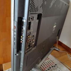 SHARP液晶カラーテレビ　2009年製　42 型と、テレビケーブル（1.5メートル）の画像