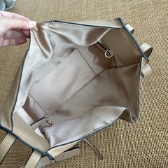 ベージュのバッグの画像