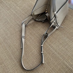 ベージュのバッグの画像