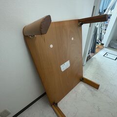 木製テーブルの画像