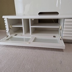 白いテレビ台の画像