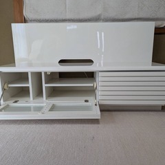 白いテレビ台の画像