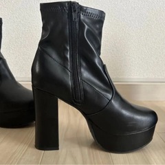 黒の厚底ブーツ2足セットの画像