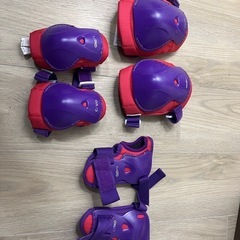 ヘルメットとサポーターの画像
