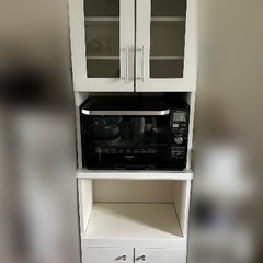 綺麗な食器棚の画像