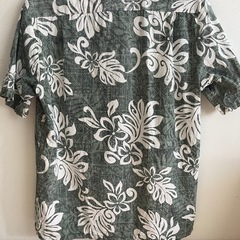 アロハシャツ 半袖 グレーとホワイト花柄　メンズMの画像