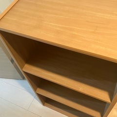 木製の本棚の画像