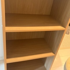 木製の本棚の画像