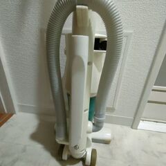 ハンドルが折り畳める　東芝掃除機　(ゴミパック不要)の画像