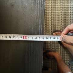 ベッドサイドのキャスター付き引き出し。の画像